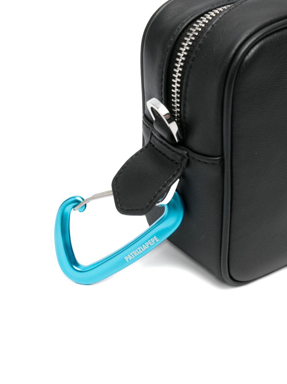 Borsa a tracolla nera in pelle con logo goffrato 8B0254L113 K103 PATRIZIA PEPE