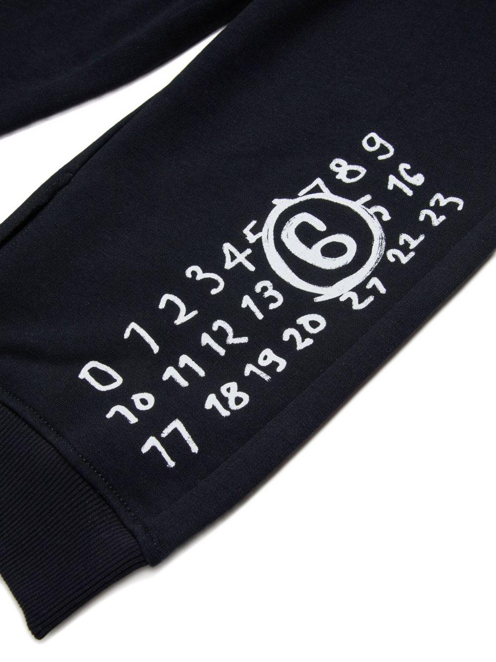 Pantaloni neri sportivi con motivo numeri e vita elasticizzata M60895MM02X M6900 MM6 MAISON MARGIELA KIDS