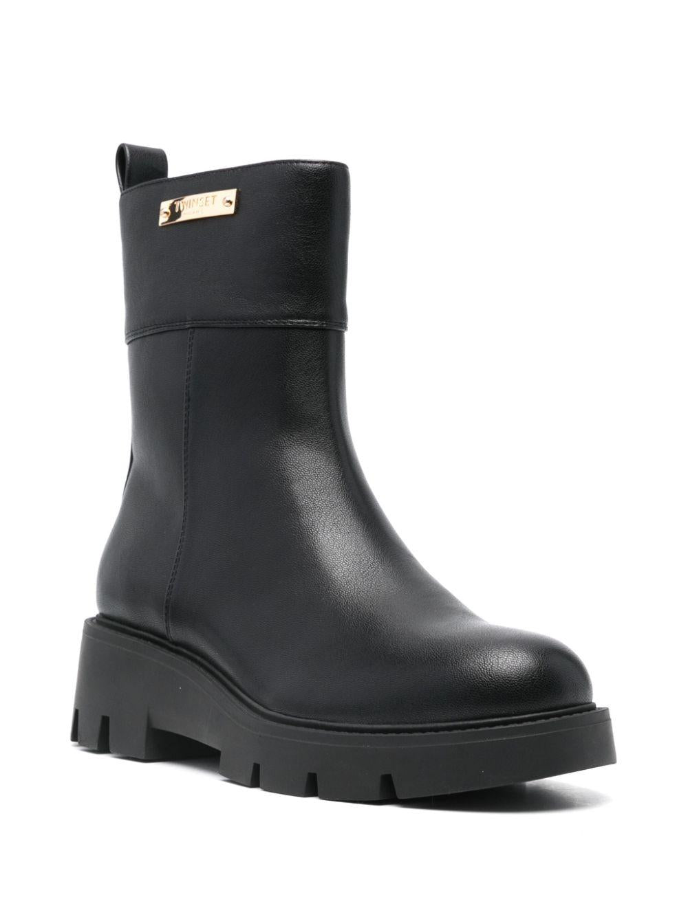 Stivaletto nero con placchetta logo laterale