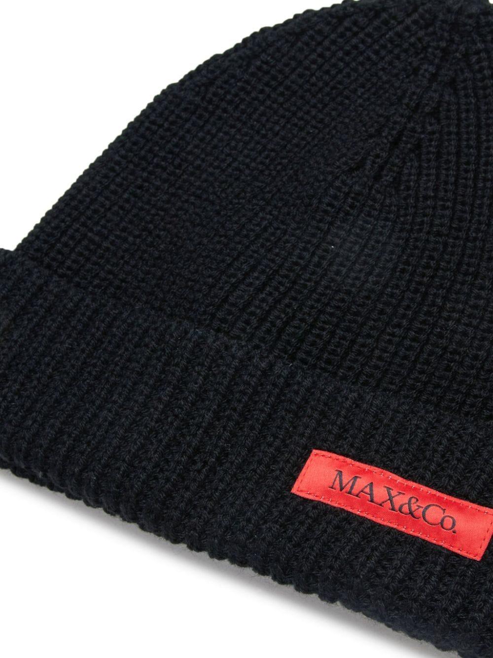 Cappello nero in maglia targhetta logo