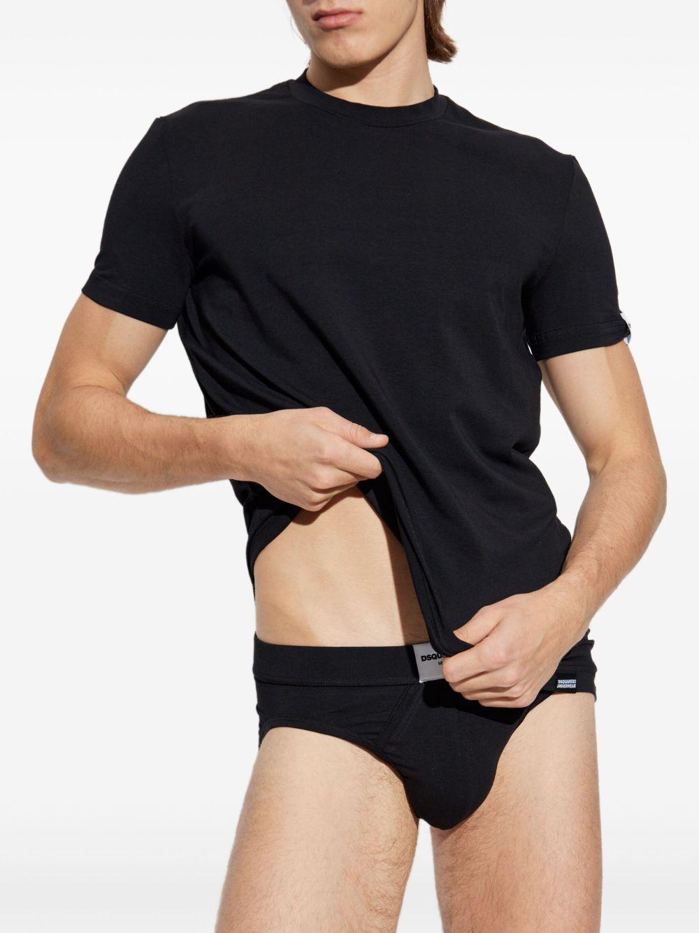 T-shirt nera basic