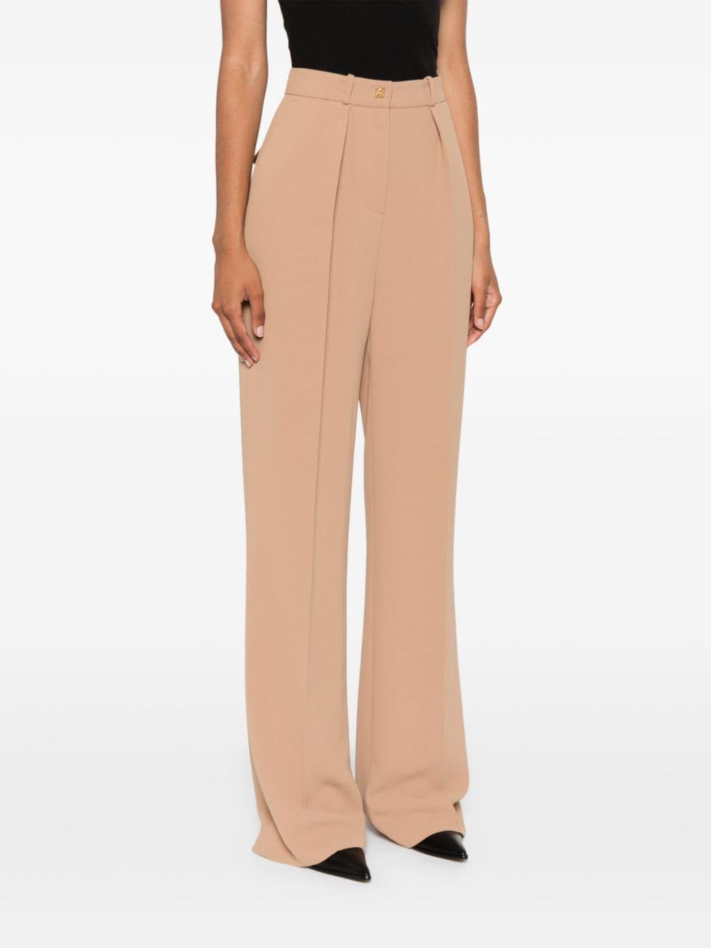 Pantalone dritto in crêpe fermo con bottone logato cammello