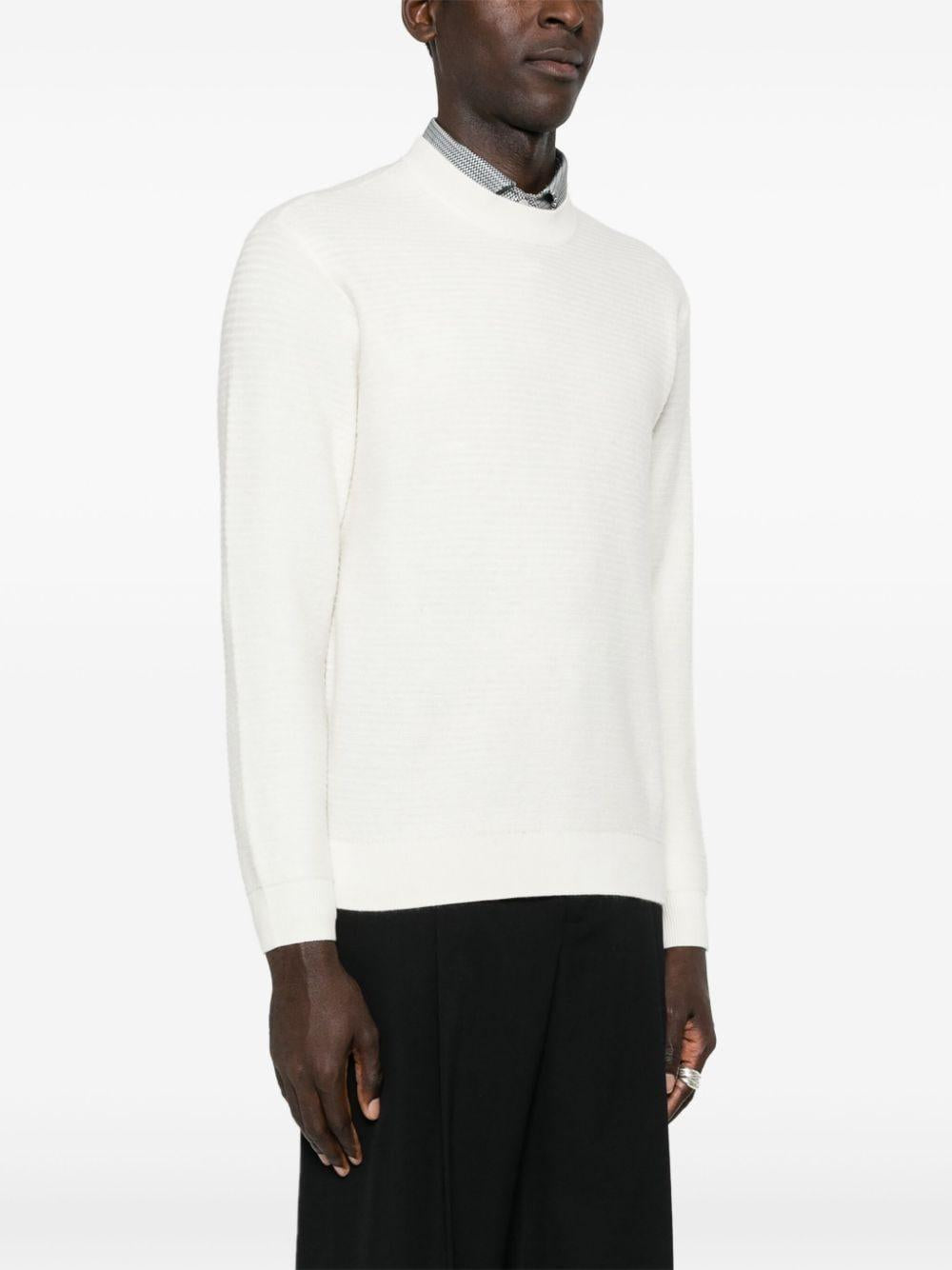 Maglione bianco con lavorazione a coste