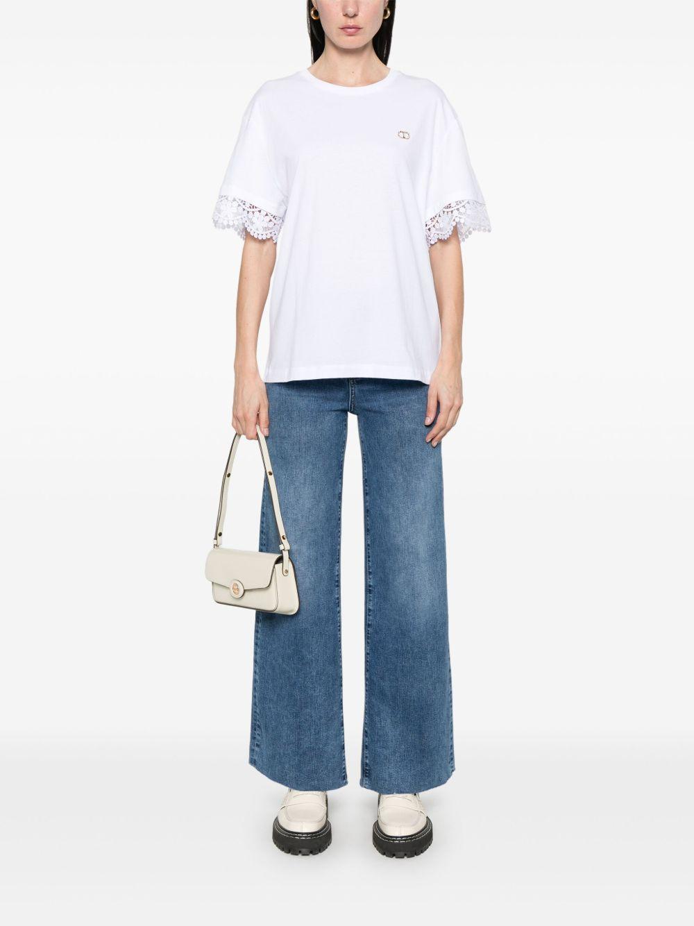 T-shirt bianca con orli ricamati