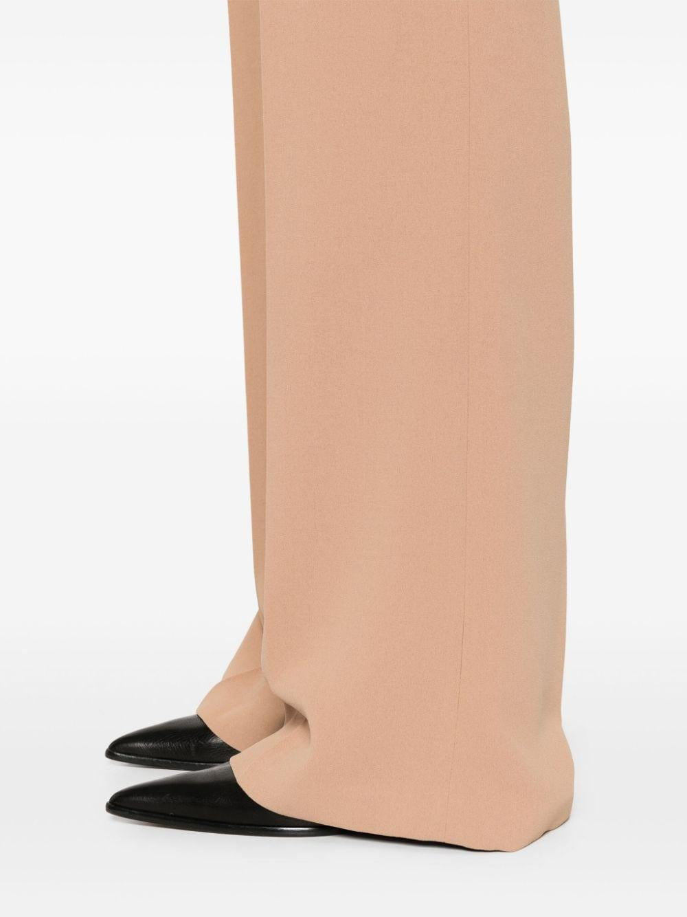 Pantalone dritto in crêpe fermo con bottone logato cammello