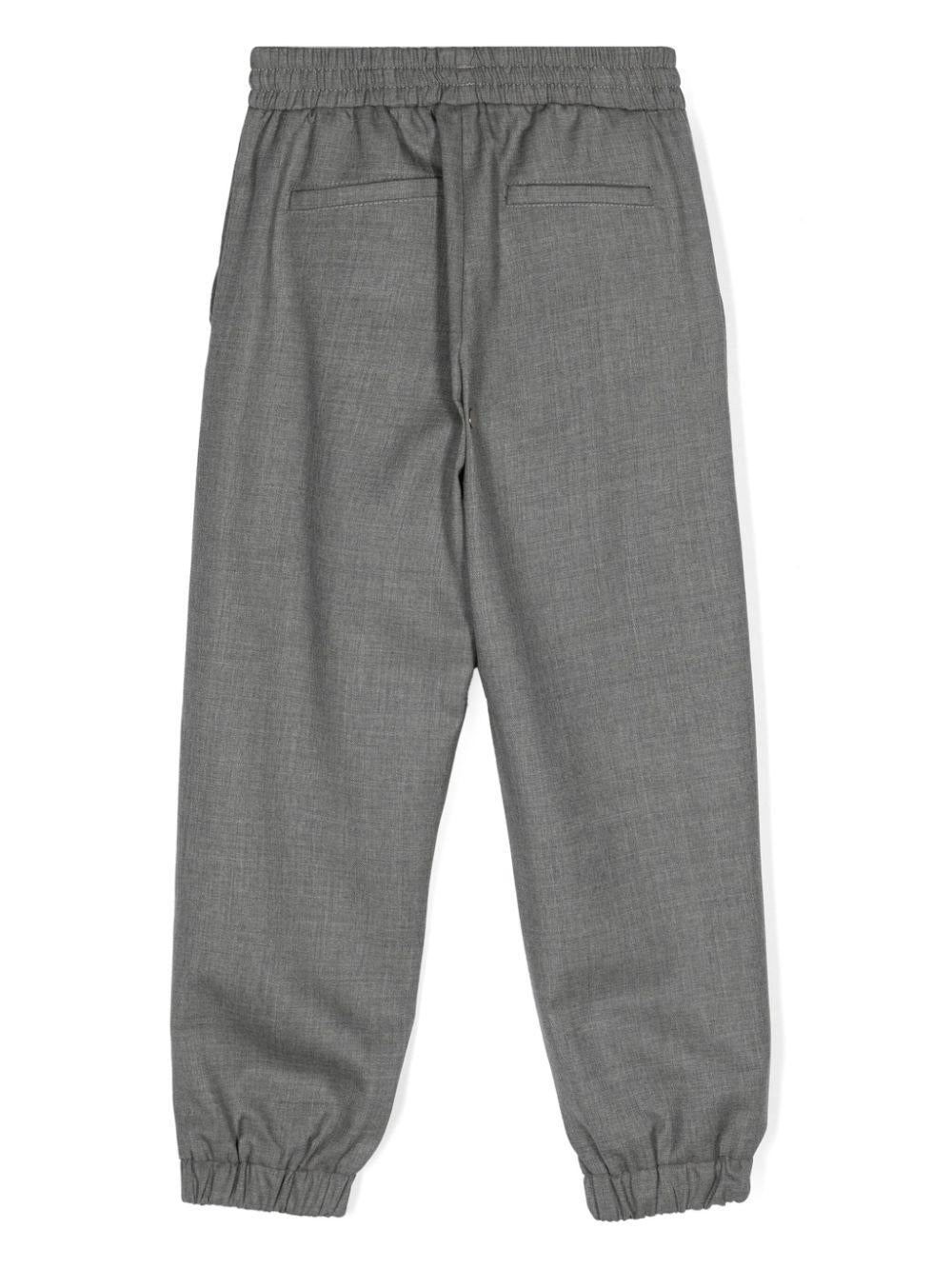 Pantalone affusolato grigio etichetta logo