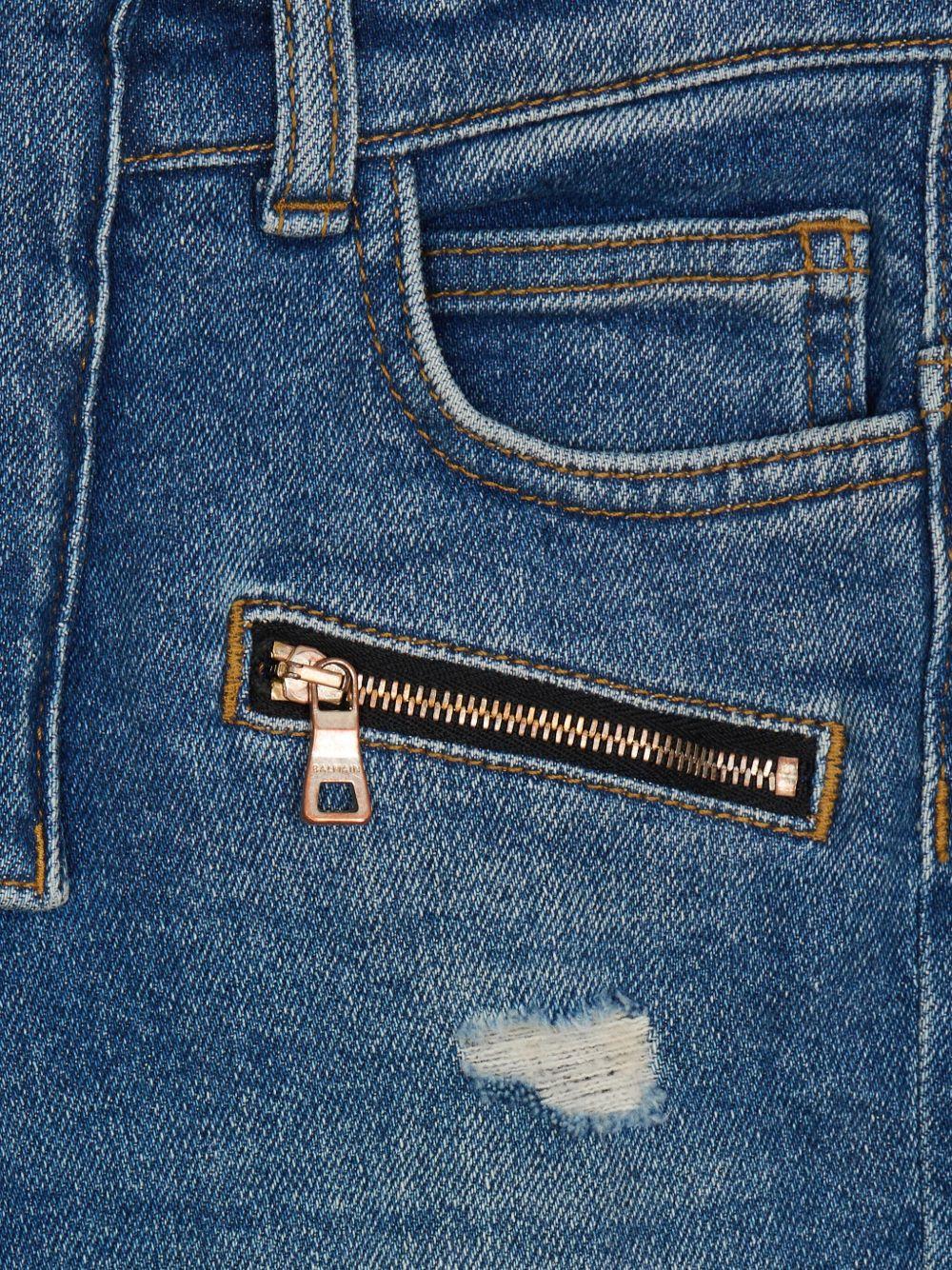 Jeans lavaggio medio con dettagli ginocchio