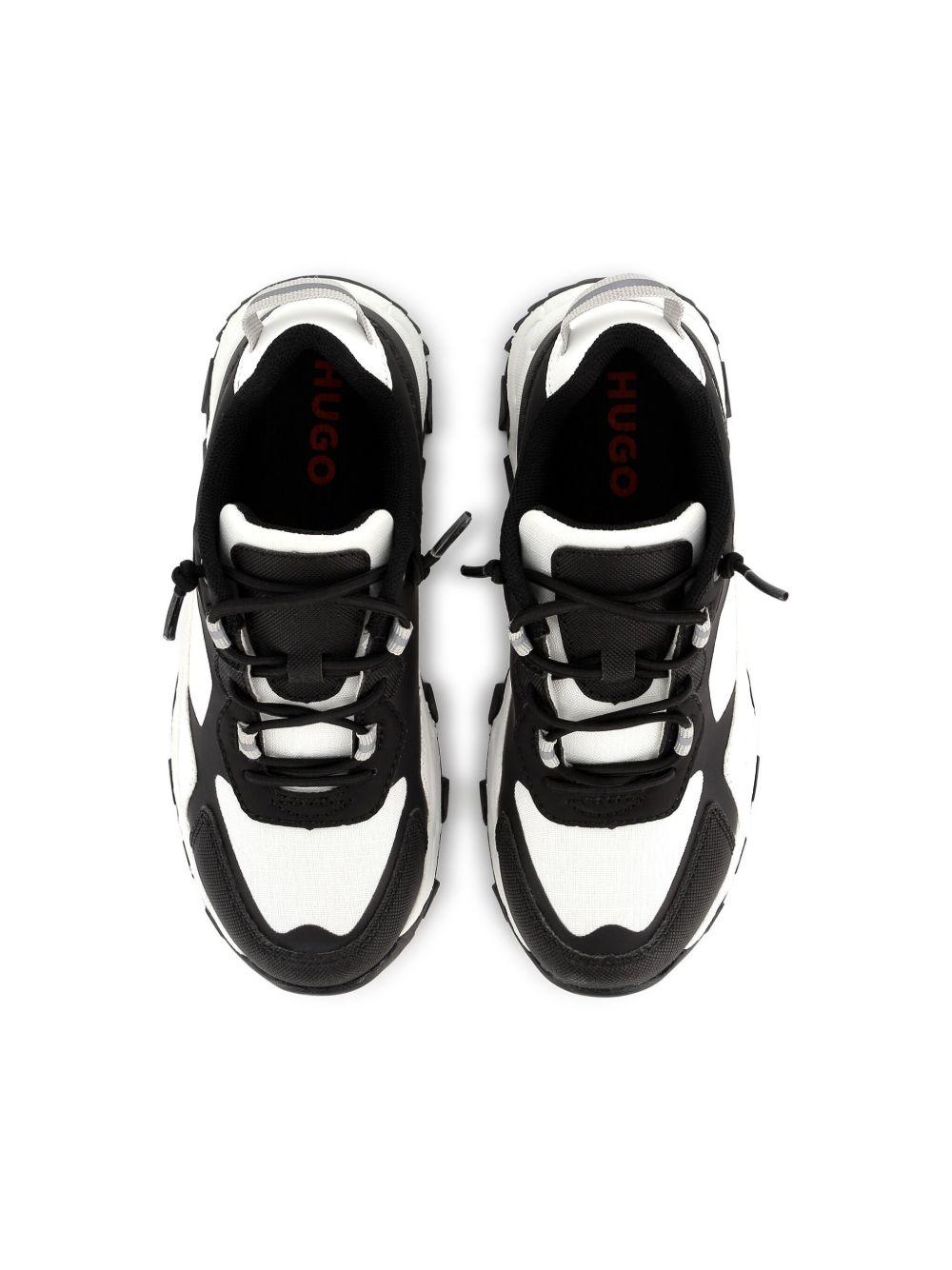 Sneakers bicolor bianca e nera logo laterale