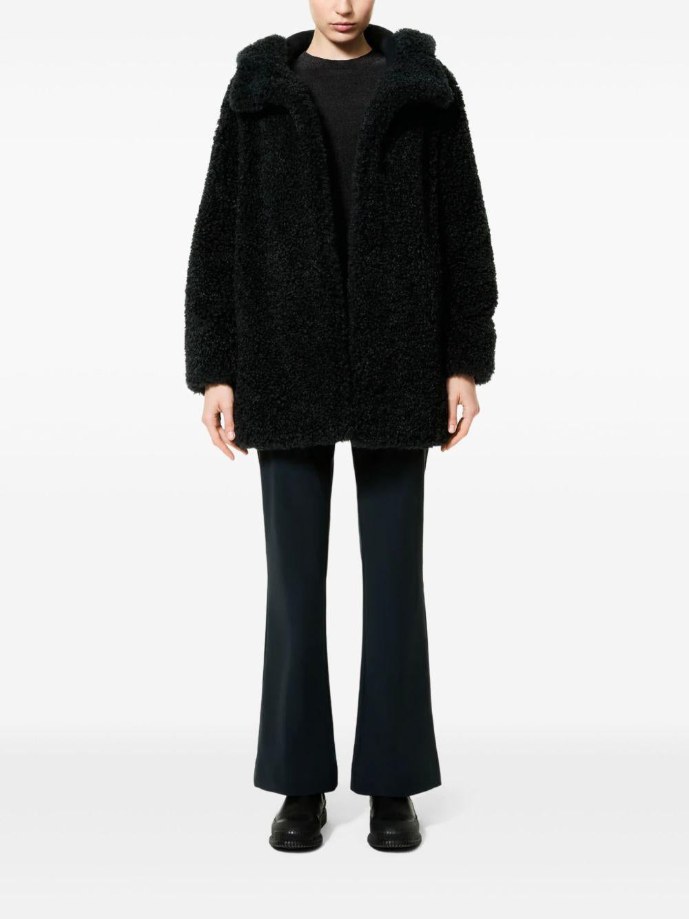 Giacca nera con cappuccio e chiusura nascosta W25571 11 RRD