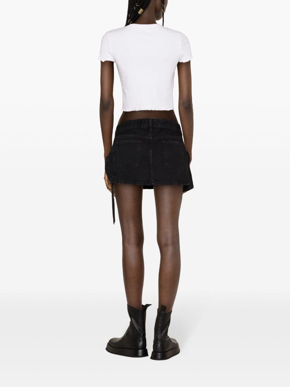 T-shirt crop a costine etichetta logo bianca