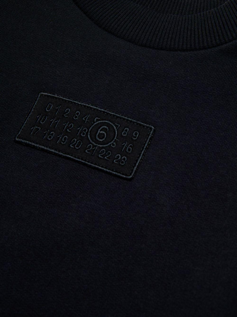 Felpa nera girocollo con applicazione frontale e logo numerico - Preludio Moda