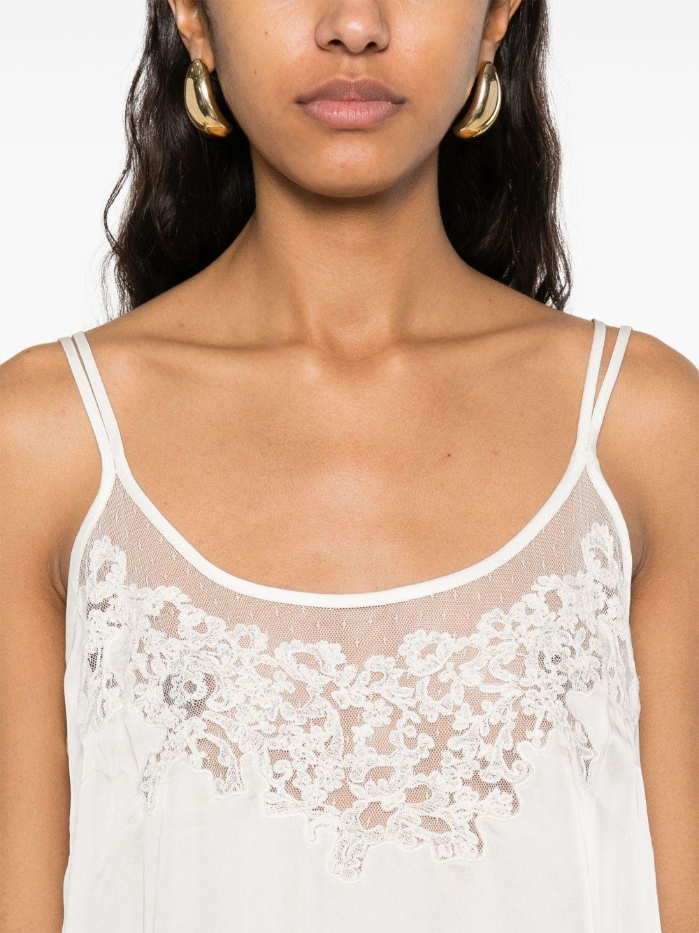 Top bianco con ricami e trasparenze