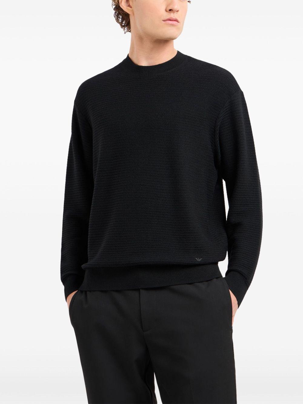 Maglione nero con lavorazione a coste