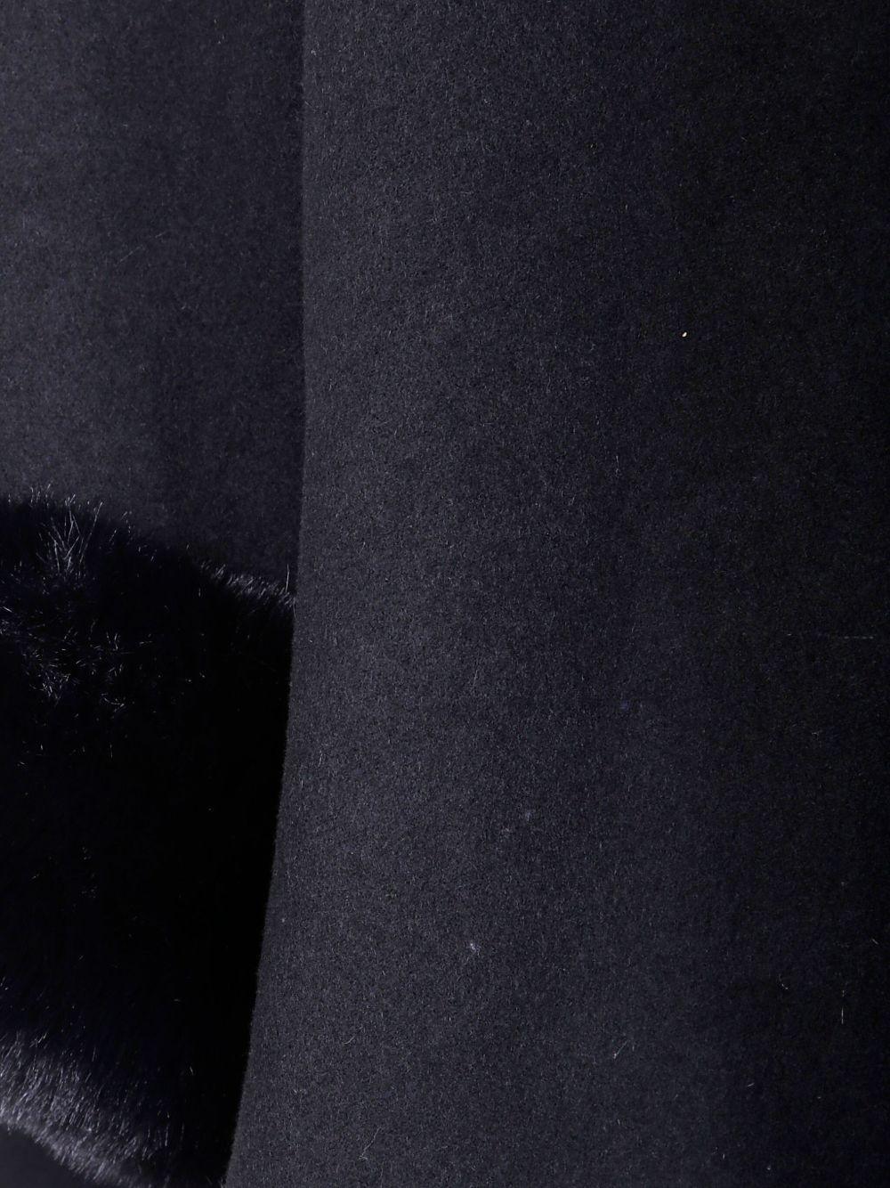 Mantella Nera con Dettagli in Pelliccia - Preludio Moda