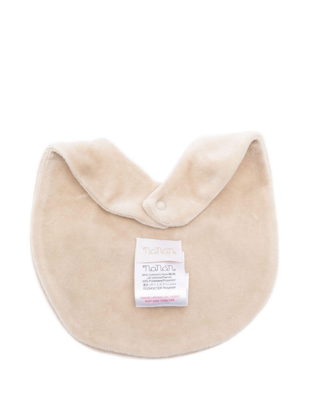 Bavaglino con logo ricamato CON053 BEIGE NANAN KIDS