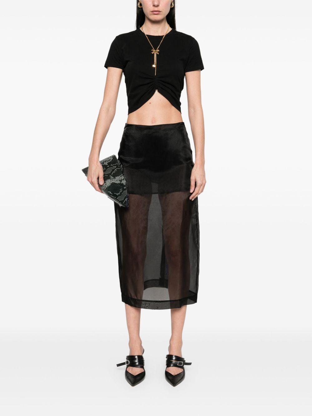 T-shirt nera con arricciatura e collana