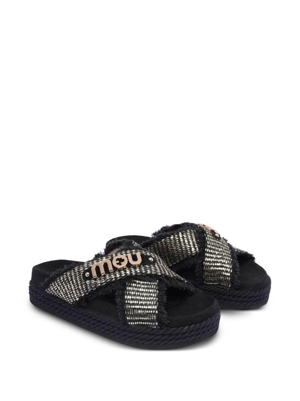 Sandali nero con suola intrecciata e logo metallico oro MUSW451009K RMBLA MOU