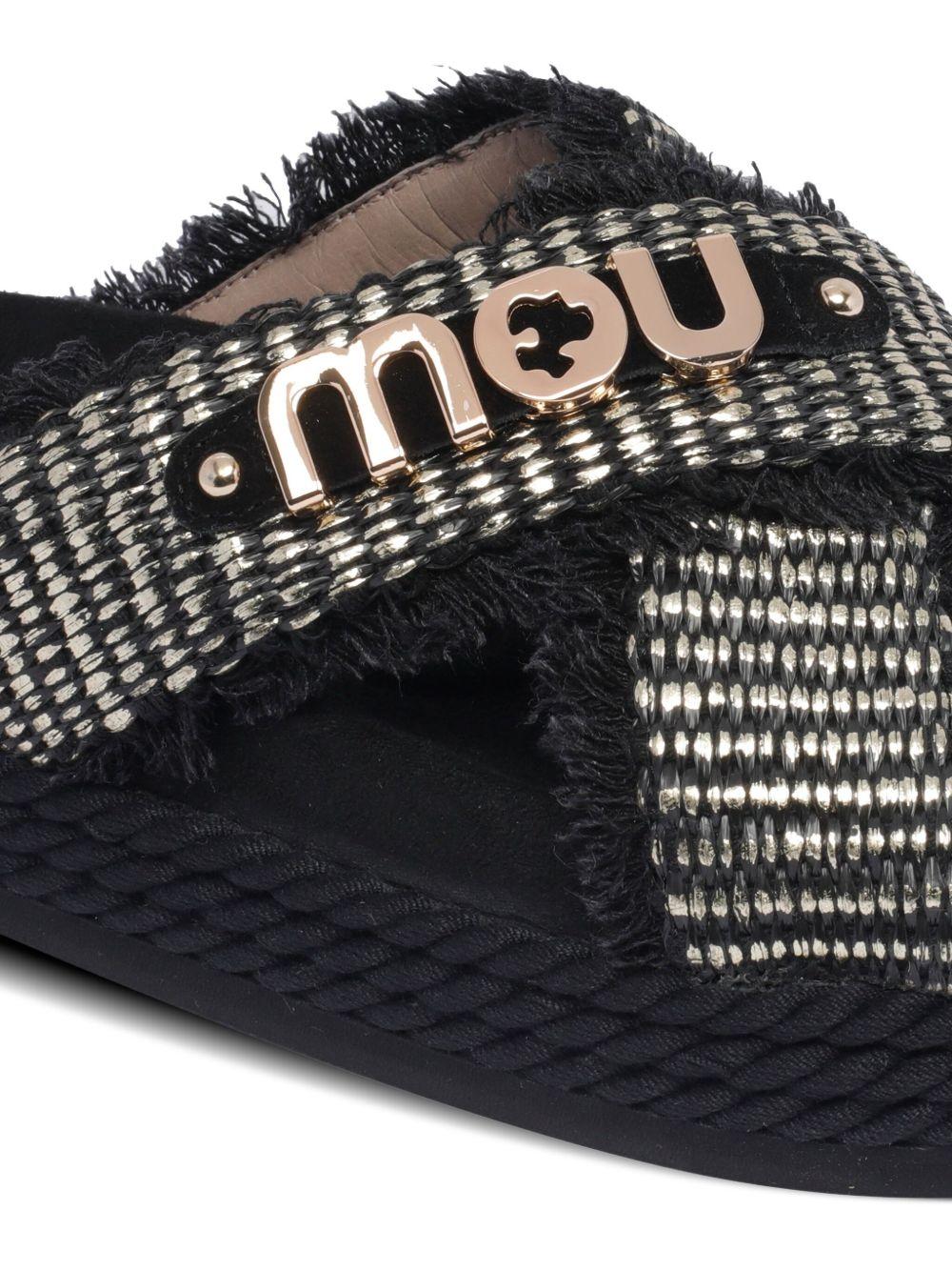 Sandali nero con suola intrecciata e logo metallico oro MUSW451009K RMBLA MOU
