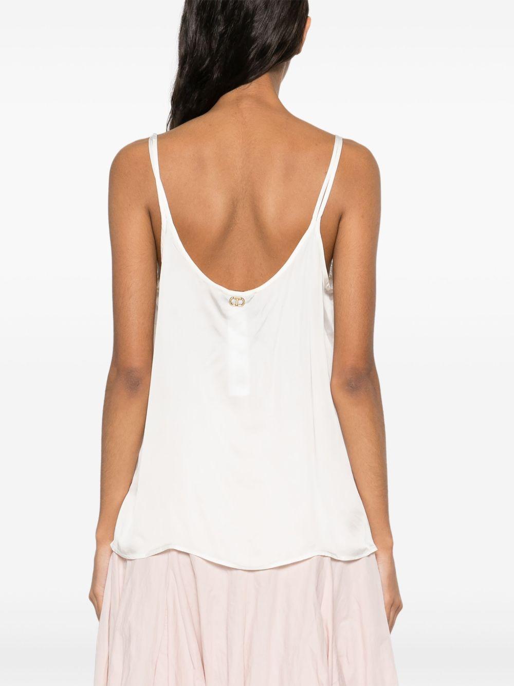 Top bianco con ricami e trasparenze