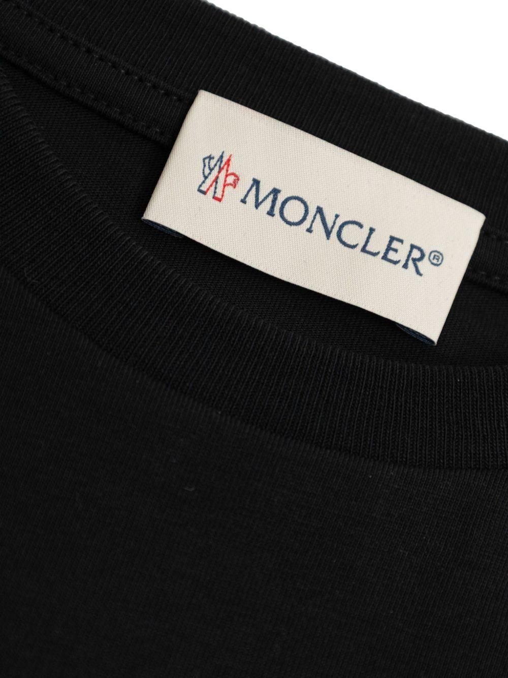 T-shirt nera logo lettering frontale 9548C0001389AT9 F99 MONCLER KIDS