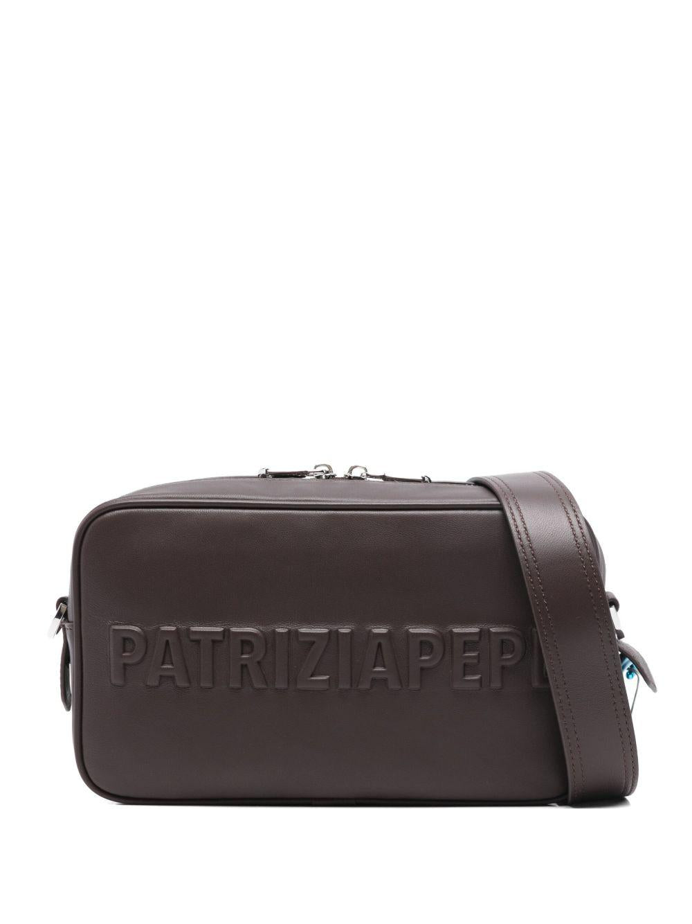 Borsa a tracolla marrone in pelle con logo goffrato 8B0254L113 B856 PATRIZIA PEPE