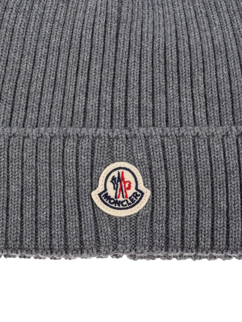 Berretto Grigio in Lana Vergine con Logo Frontale K29543B00009M1131 981 MONCLER KIDS