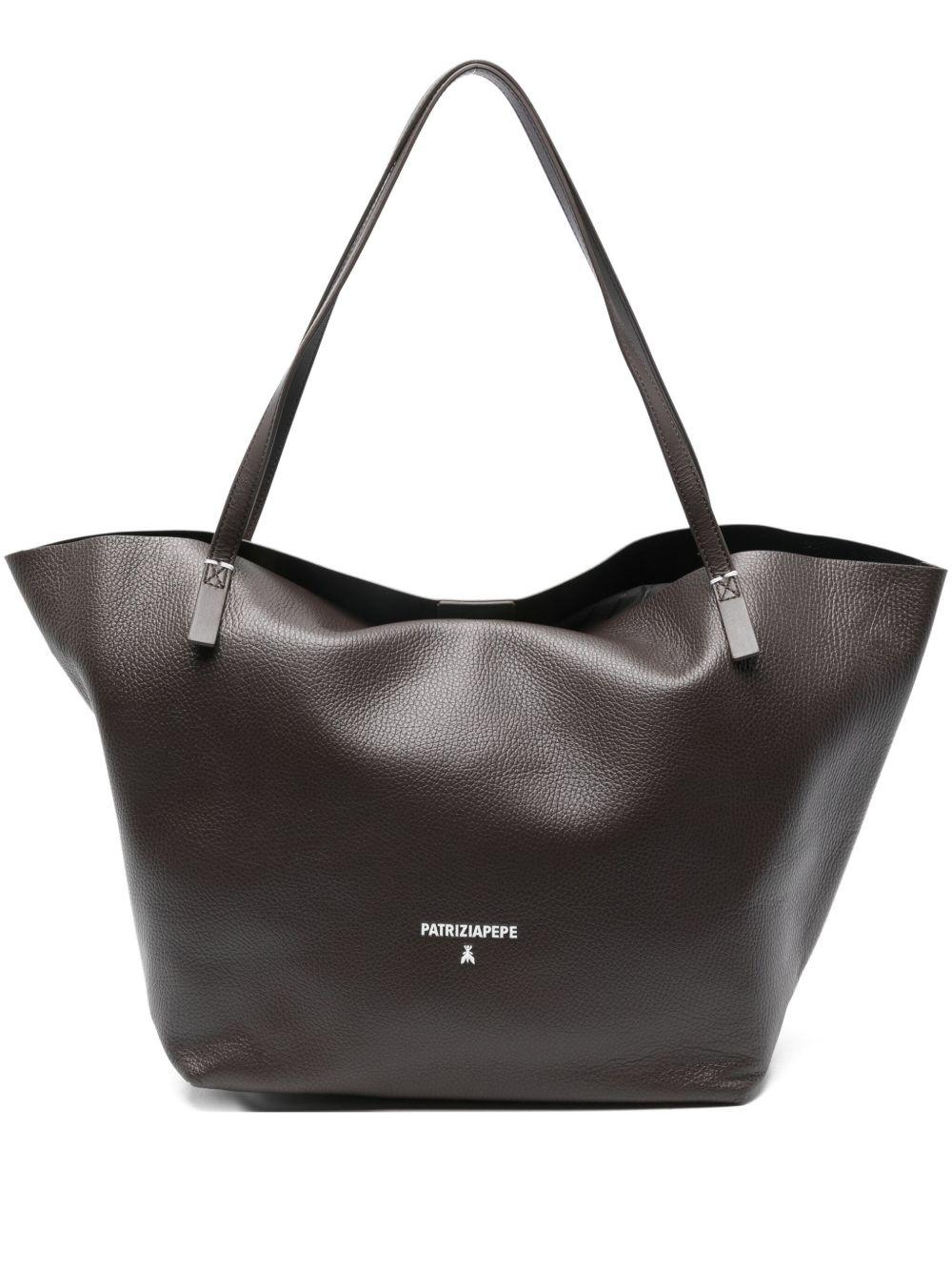 Borsa marrone con logo e trama martellata 2B0130L148 B856 PATRIZIA PEPE