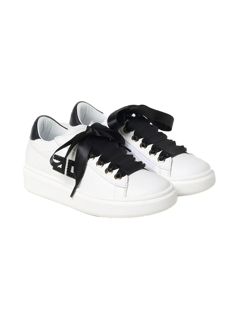 Sneakers bianche con lacci in raso neri