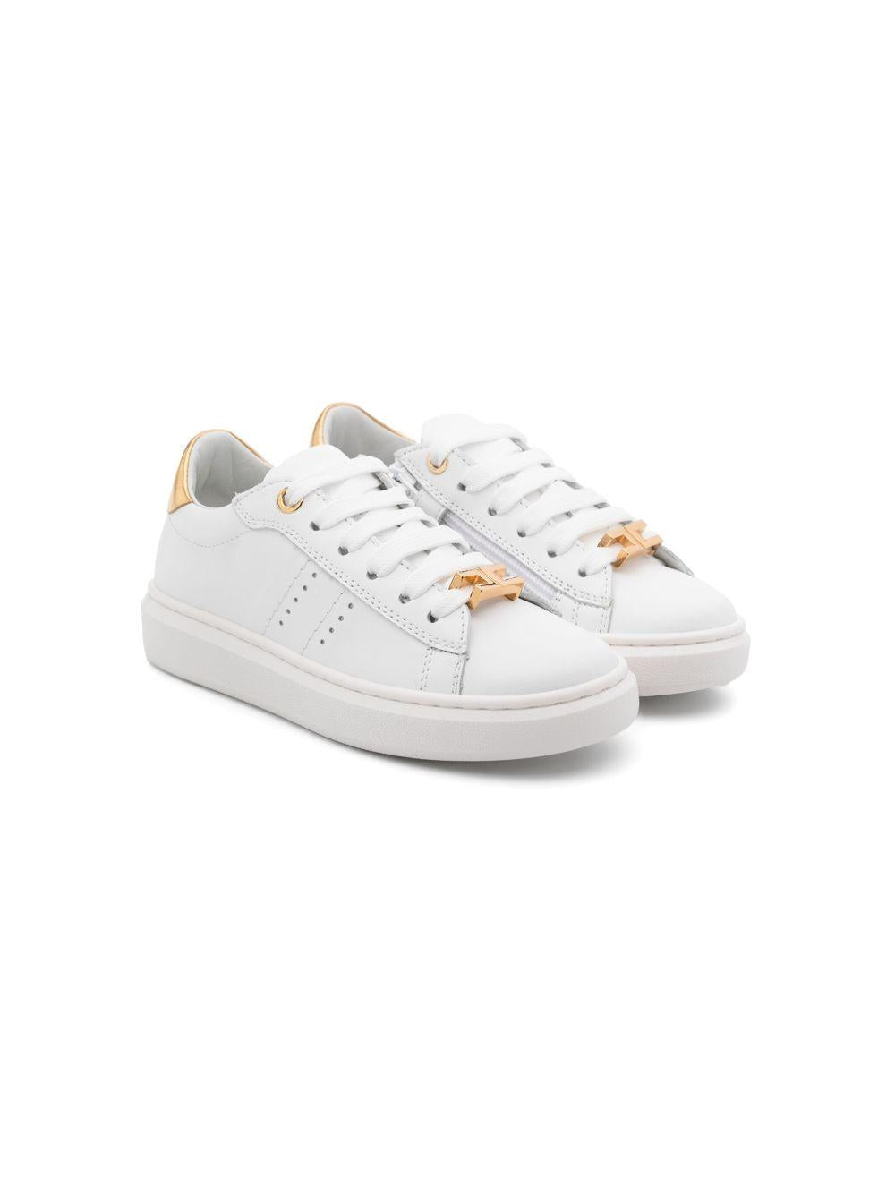 Sneakers bianche dettagli e placca logo oro