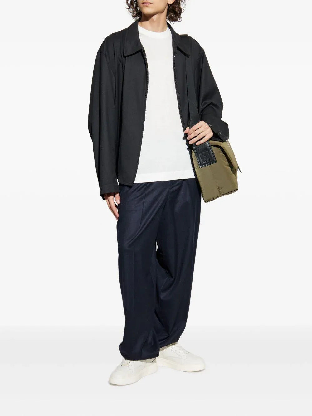 T-shirt panna con patch logo e collo a giro - Preludio Moda