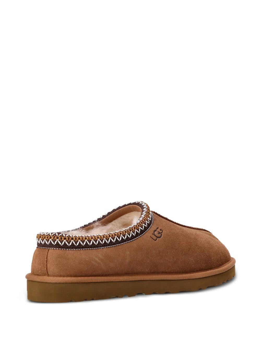 Slippers marroni in pelle scamosciata con cuciture decorative 1174671 CHE UGG