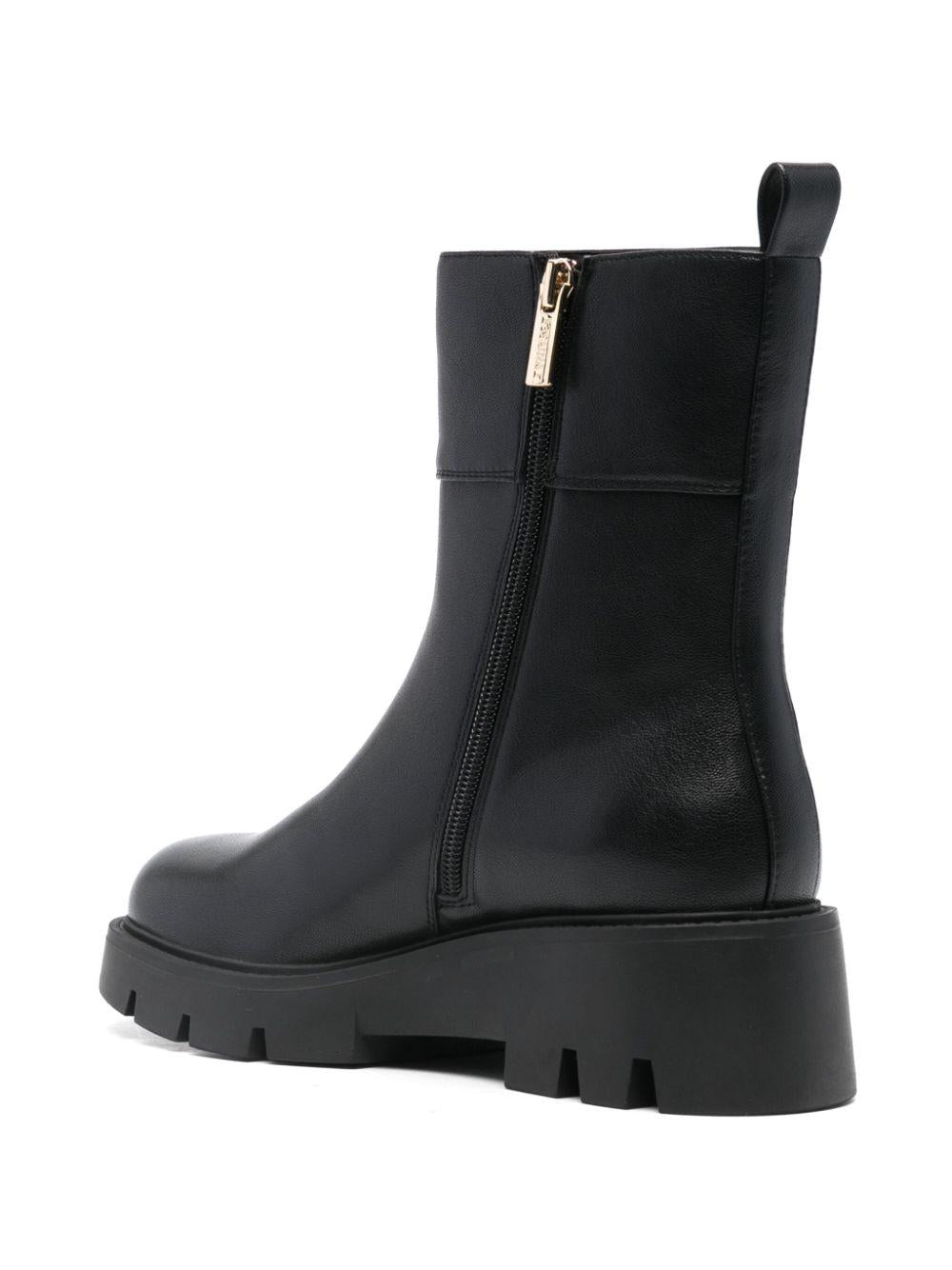 Stivaletto nero con placchetta logo laterale