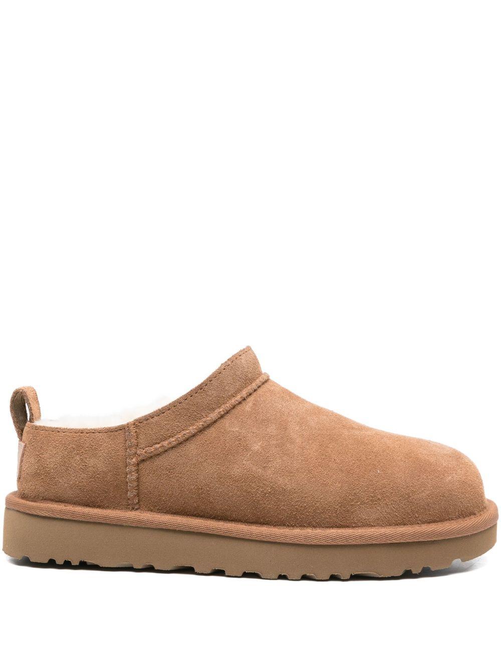 Stivaletti castagna in camoscio micro con patch logo 1173891 CHE UGG