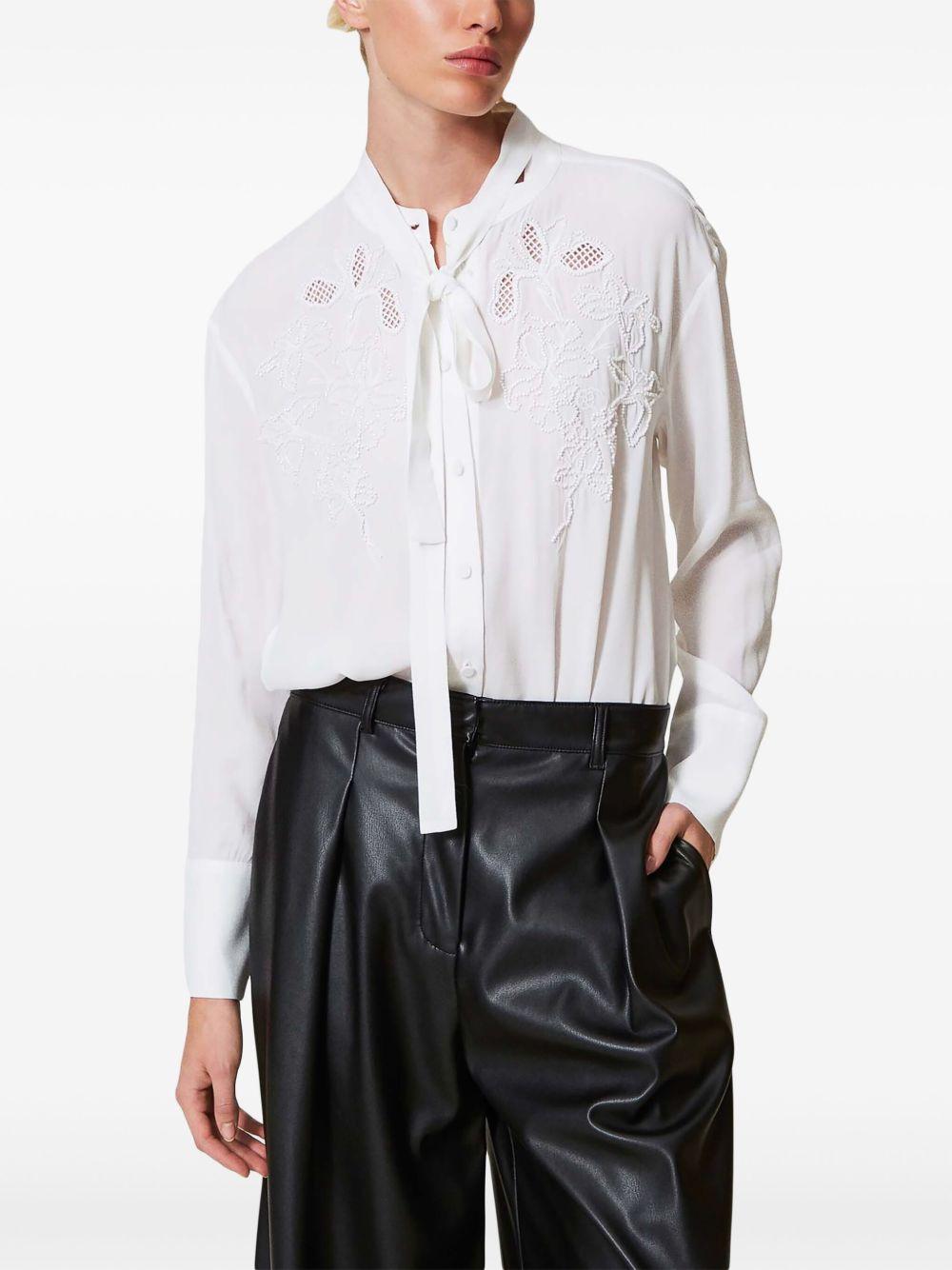 Camicia bianca con ricami
