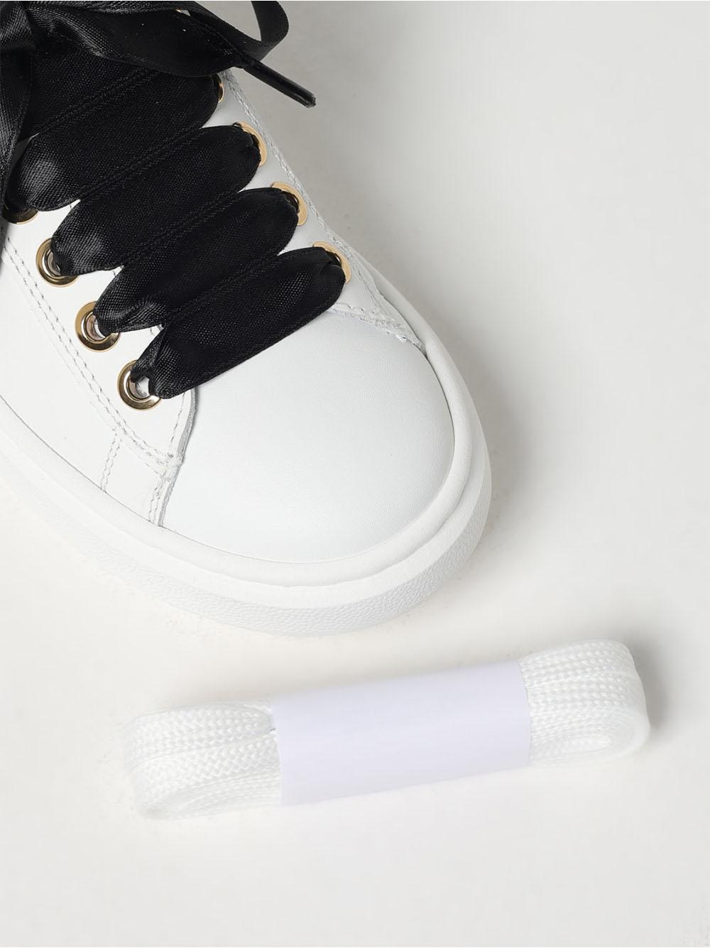 Sneakers bianche con lacci in raso neri