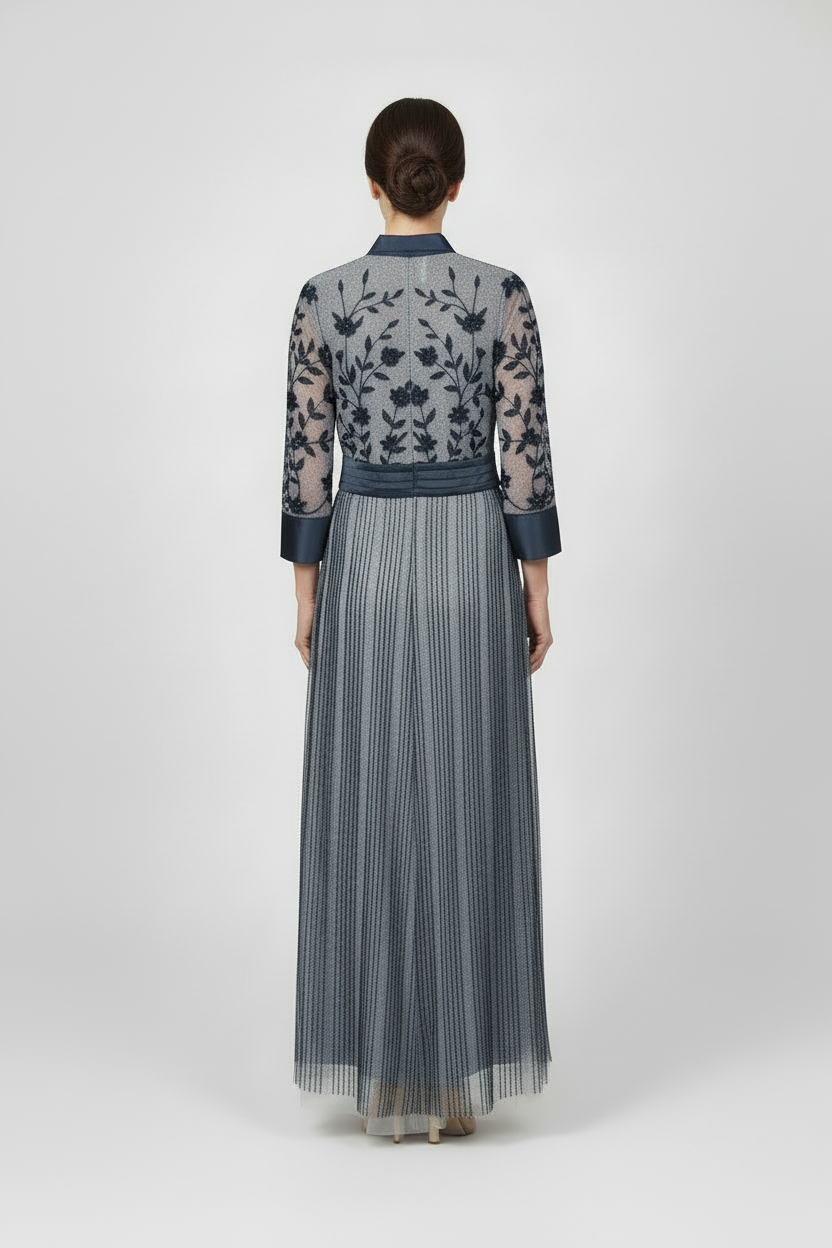 Abito lungo con ricami floreali e balze plissé