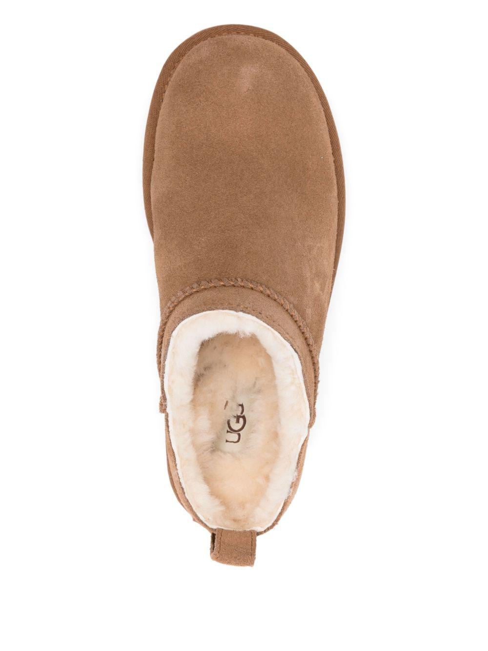Stivaletti castagna in camoscio micro con patch logo 1173891 CHE UGG