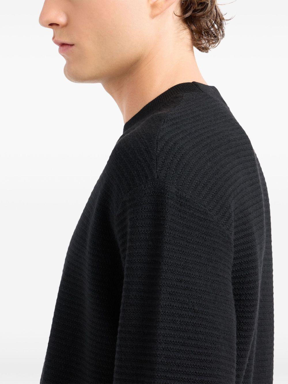 Maglione nero con lavorazione a coste
