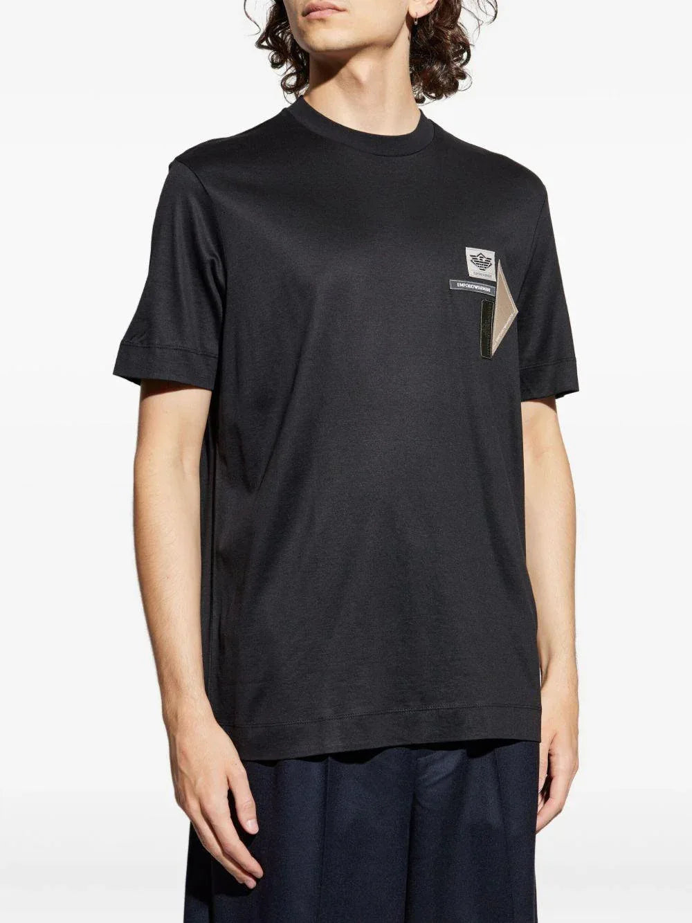 T-shirt nera con logo patch e collo a giro - Preludio Moda