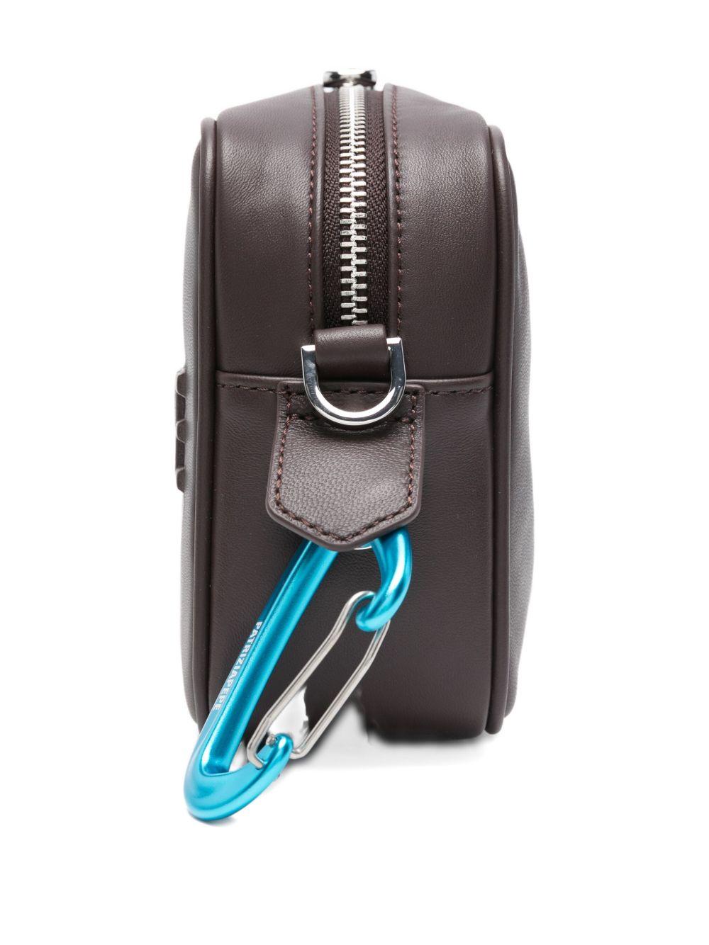 Borsa a tracolla marrone in pelle con logo goffrato 8B0254L113 B856 PATRIZIA PEPE