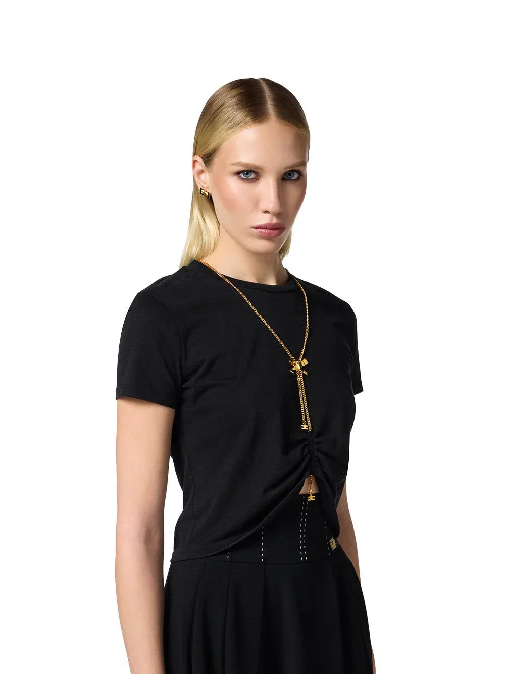 T-shirt nera con arricciatura e collana - Preludio Moda