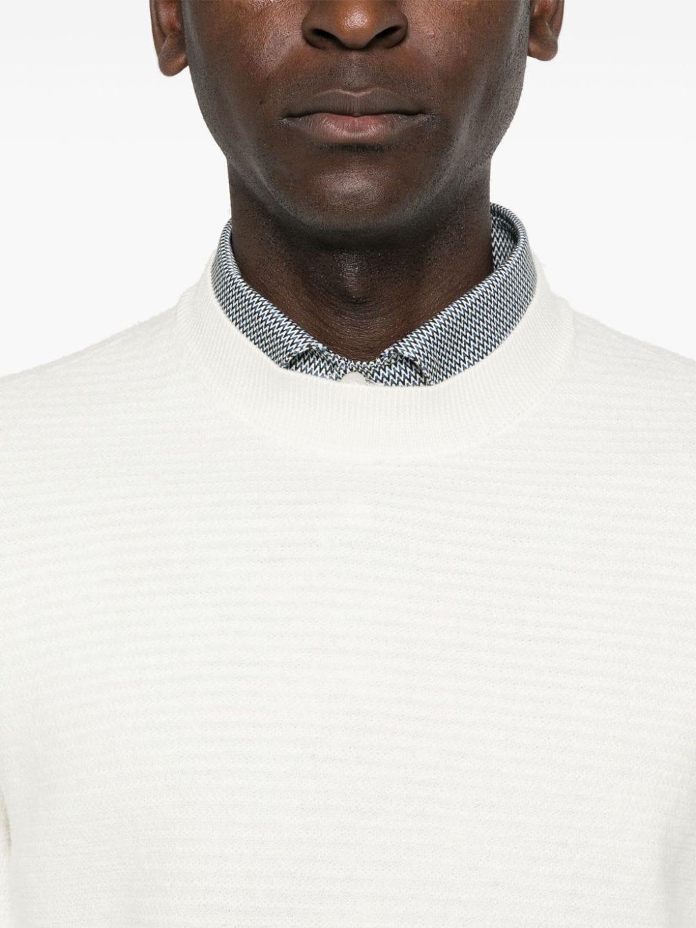 Maglione bianco con lavorazione a coste