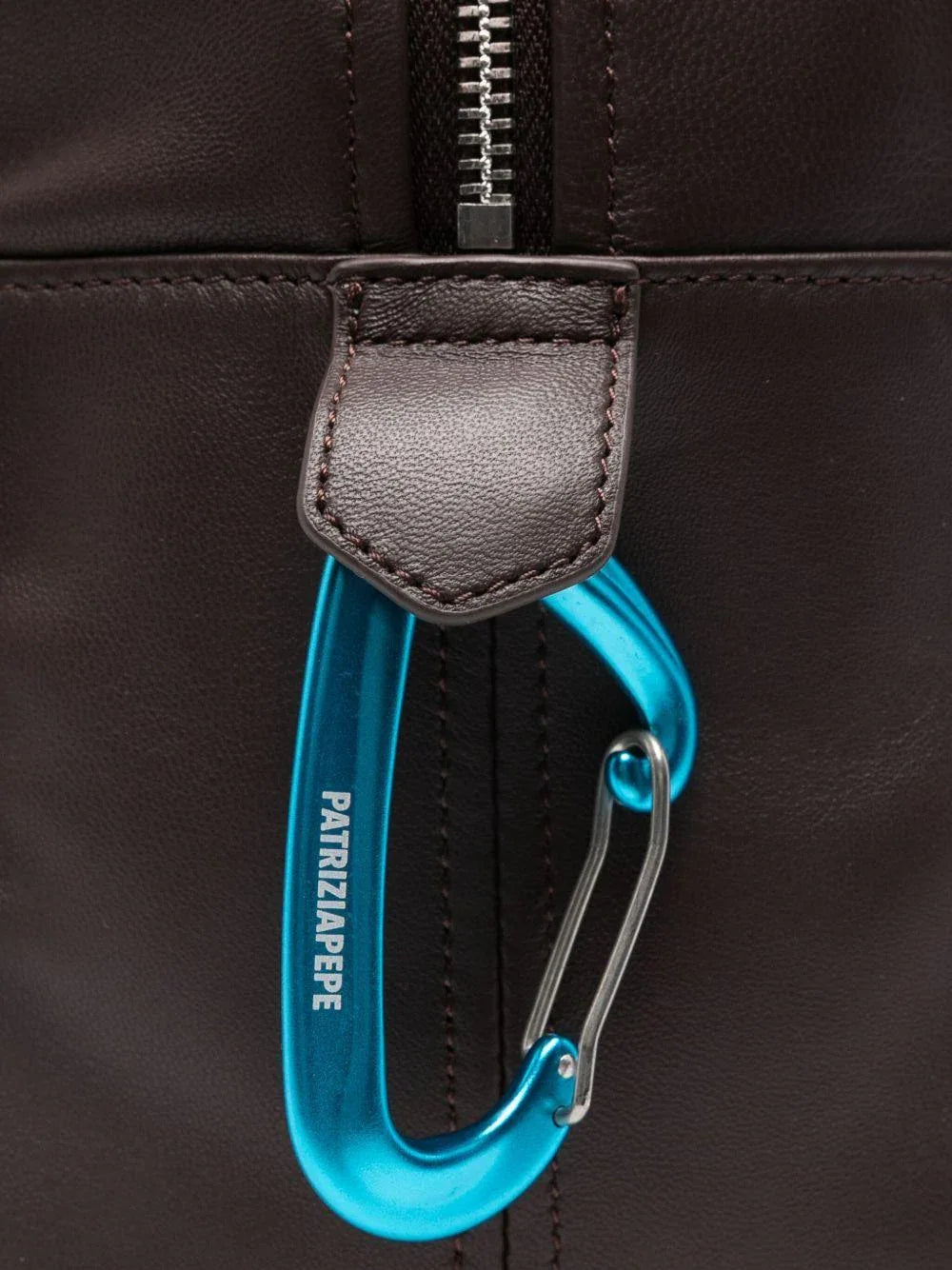 Borsa marrone scuro con logo goffrato - Preludio Moda