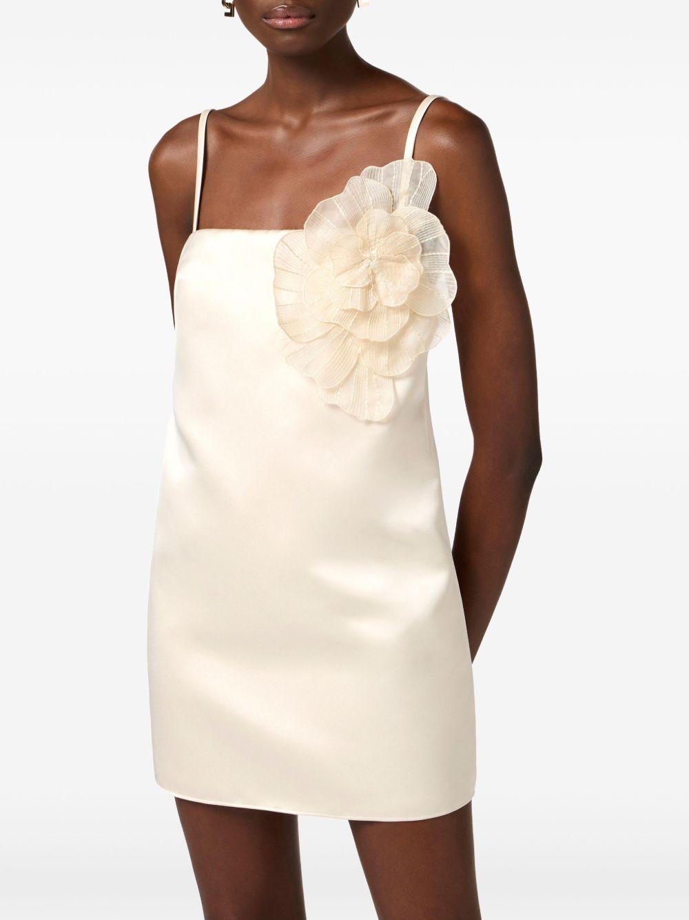 Abito burro in duchesse con fiore ricamato - Preludio Moda