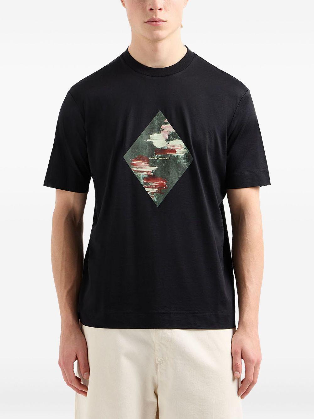 T-shirt nera con stampa frontale astratta