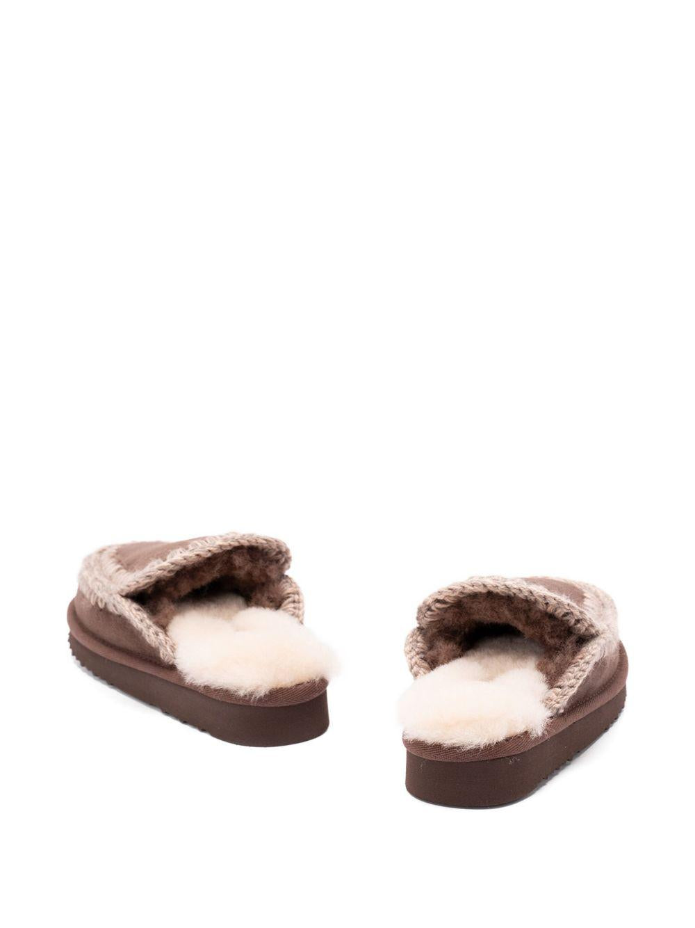 Slippers marrone con dettaglio all'uncinetto MUFW101125A BRPEP MOU