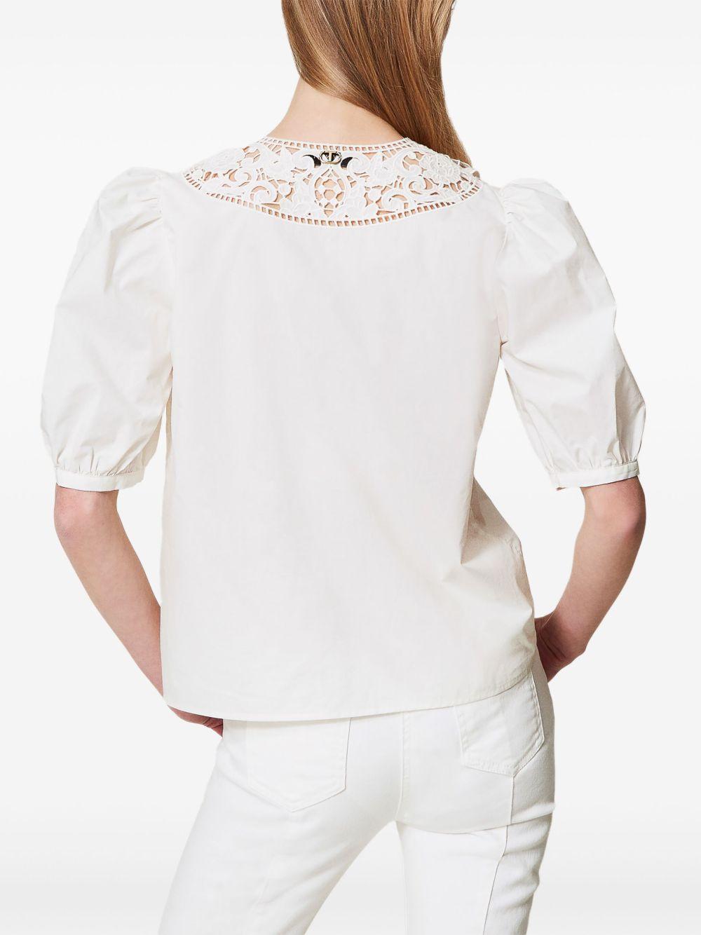 Blusa neve scollo in pizzo san gallo
