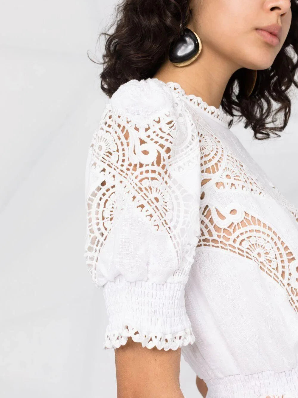 Abito bianco con ricami traforati in pizzo - Preludio Moda