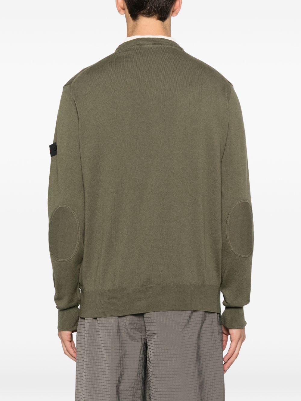 Maglione verde bosco a collo giro con toppa PEU561199011919 690 PEUTEREY