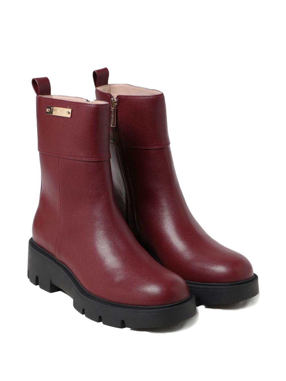 Stivaletto bordeaux con placchetta logo laterale